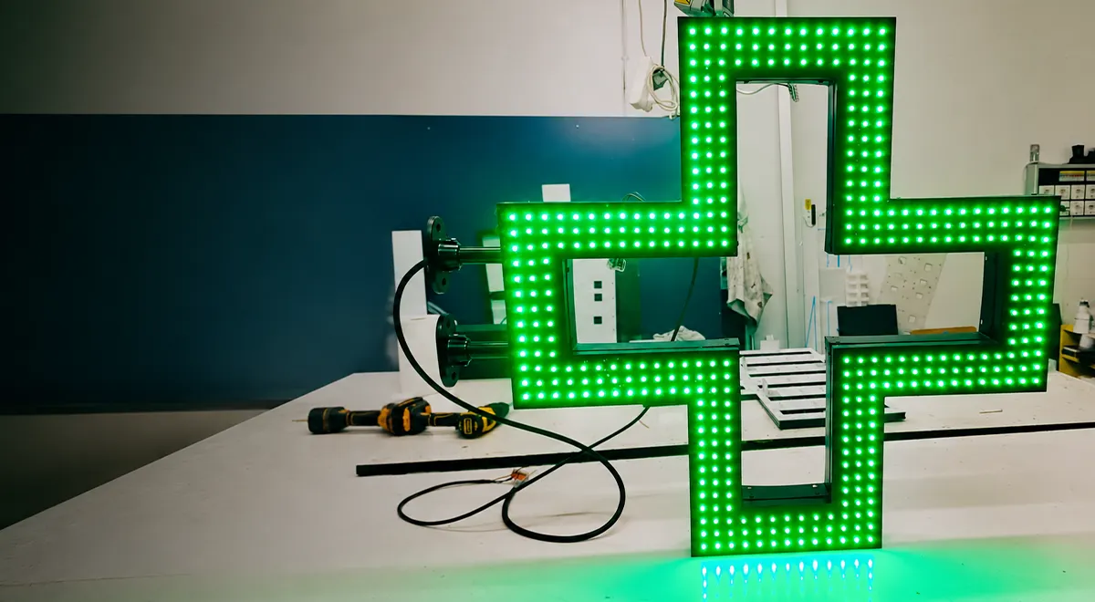 Firma Luminoasa Farmacie: Crucea Verde, Litere si Norme