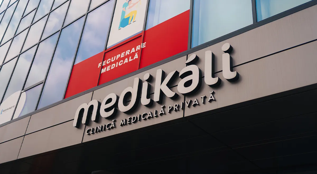 Reclame Luminoase pentru Clinici si Spitale: Cum Construiesti Incredere Inainte sa Intre Pacientul